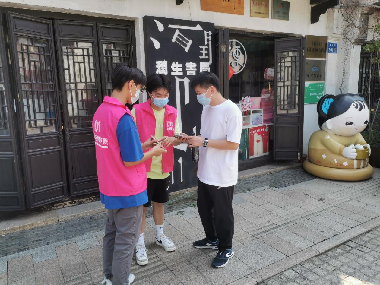 隊員們在運河地标采訪居民.png